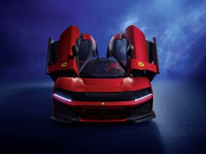 Ferrari F80 mit geöffneten Flügeltüren