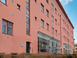 Orangene Hausfassade mit aufgemaltem Text 