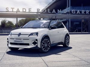 Renault 5 in Weiß vor dem Stade-Roland-Garros