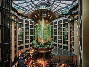 Jetzt schmückt ein über 20 Meter hoher, mit knapp 2 000 Pflanzen bestückten Living Tree die Lobby