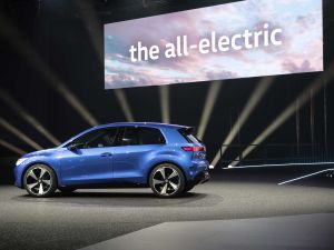 VW ID.2 auf einer Bühne im Hintergrund ein bilschirm auf dem "the all-electric" steht