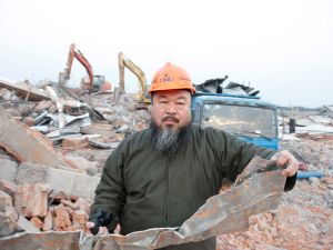 Ai Wei Wei vor den Trümmern seines zerstörten Ateliers