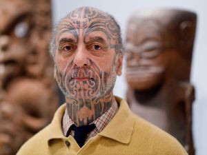 George Nuku in der Ozeanien-Ausstellung des Ethnologischen Museums im Humboldt Forum © Staatliche Museen zu Berlin, Ethnologisches Museum / Pierre Adenis