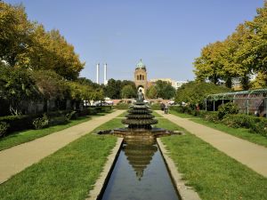 Der Indische Brunnen am Engelbecken – rekonstruiert nach historischem Vorbild, im Hintergrund die St.-Michael-Kirche