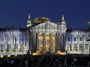Im Juni wurde der Reichstag zum 30. Jahrestag der Verhüllung durch Christo und Jeanne-Claude mit einer Lichtinstallation gewürdigt