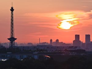Der Funkturm gesehen vom Drachenberg bei Sonnenaufgang