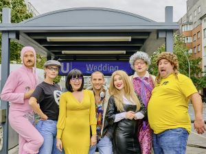 Schauspieler des Prime Time Ensembles am U-Bahnhof Wedding, nur wenige Schritte vom Theater in der Müllerstraße entfernt:  Sascha Vajnstajn, Esther Leiggener, Susanna Karina Bauer, Kilian Löttger, Noémi Dabrowski, Armin Sengenberger, Oliver Tautorat (v.l.n.r.)