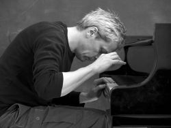 Jan Gerdes am Klavier in Schwarz Weiss
