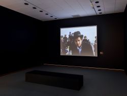 Ausstellungsansicht Neue Nationalgalerie. Blick auf Leinwand.