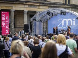 Open-Air-Bühne bei der ersten Ausgabe des großen Inselfests, im Hintergrund das Neue Museum, 2025