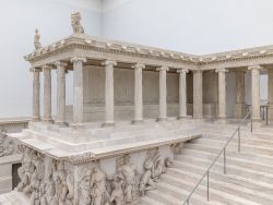 Pergamonaltar, um 170 v. Chr., in den Ausstellungsbereichen der Antikensammlung im Mittelteil des Pergamonmuseums